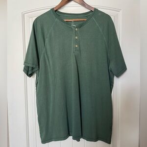 Men’s Green Goodfellow Short Sleeve Henley Shirt. Size XL